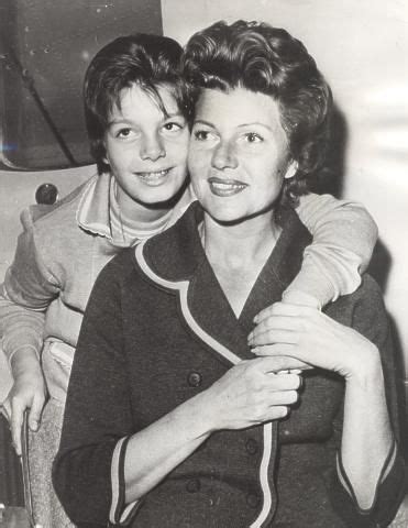 rita hayworth daughter yasmin|Rita Hayworths Children: All About Her Daughters。